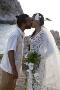 bride-groom-kiss-italian-bohemian-wedding