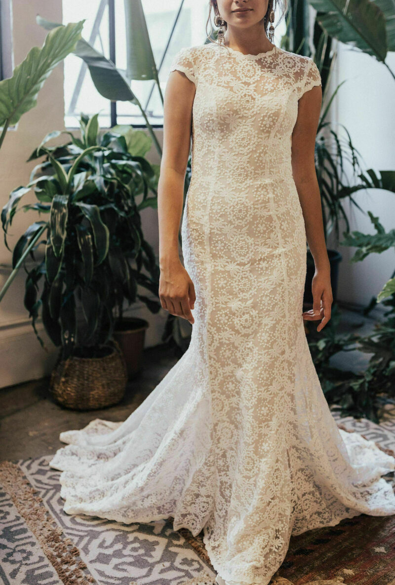 Alice-embroidered-backless-simple-wedding-dress