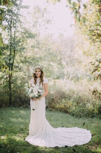 bohemian-bride-in-nature-with-wildflower-bouquet-and-alice-lace-dress