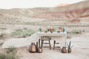 painted-hills-oregon-elopement-editorial-featuring-bohemian-decors-with-copper-and-organic-cottons