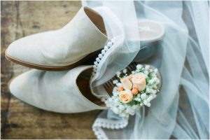 wedding-inspiration-for-the-simple-bride-here-a-boho-beige-colored-mule-with-a-simple-veil