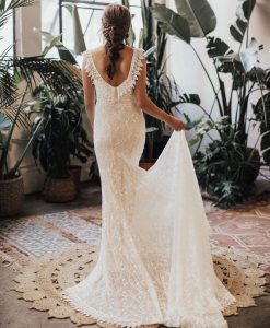 simple-and-elegant-lace-wedding-dress-crafted-from-romantic-lace-with-figure-flattering-princess-seams