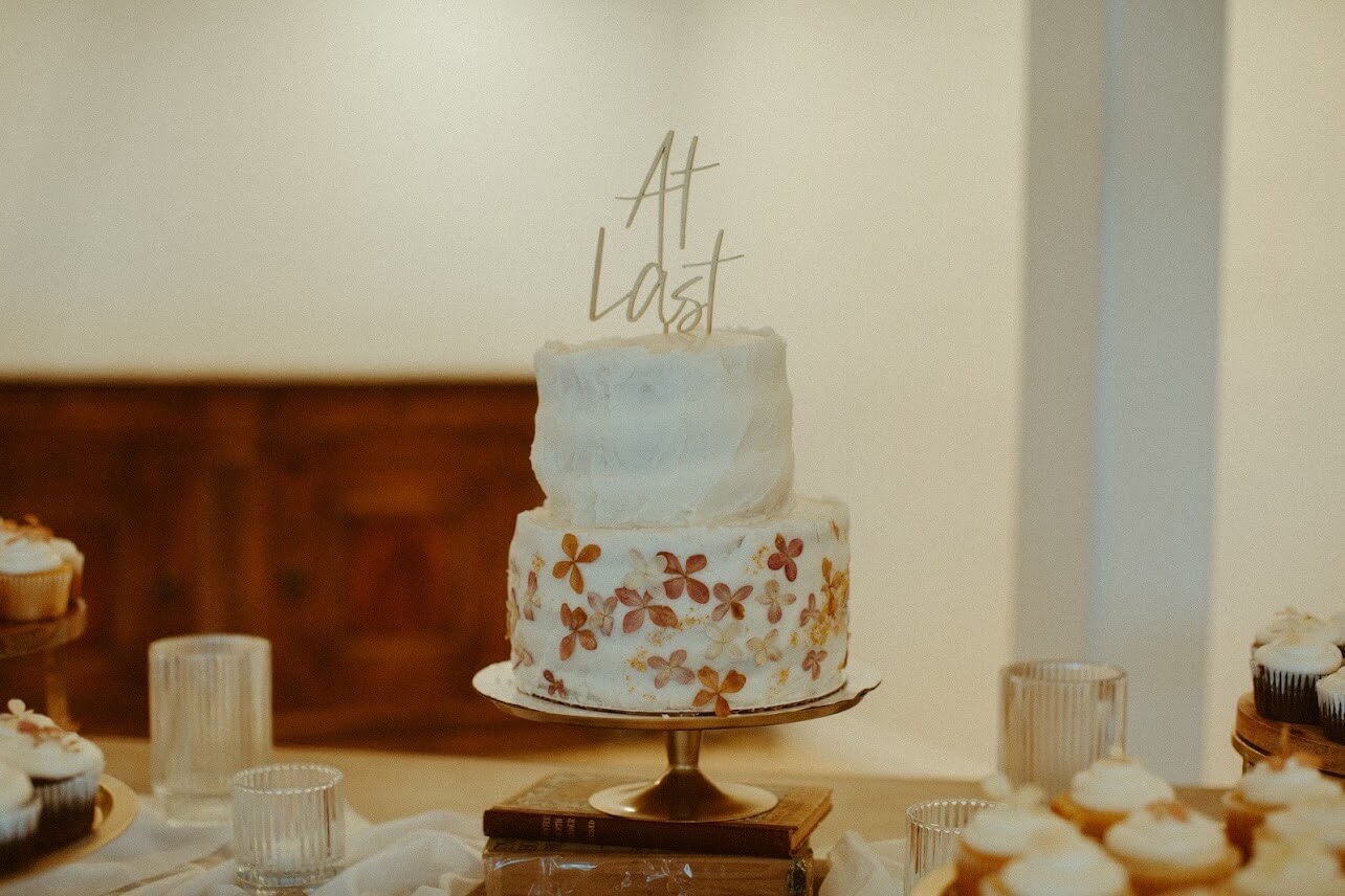 Angelas-wedding-cake-with-floral