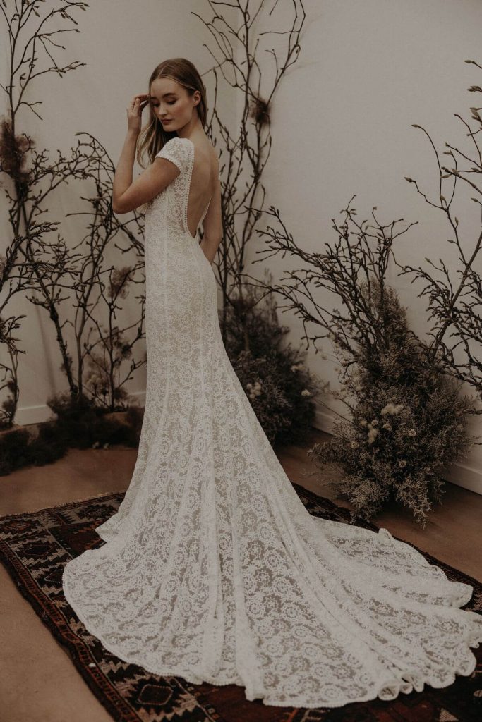 Lace Hollow Lantern Sleeve Long Sleeve High Waist Banquet Evening Gown MID  Length Dress - China Evening Dresses and Party Wear Dresses for Women price  | Made-in-China.com
