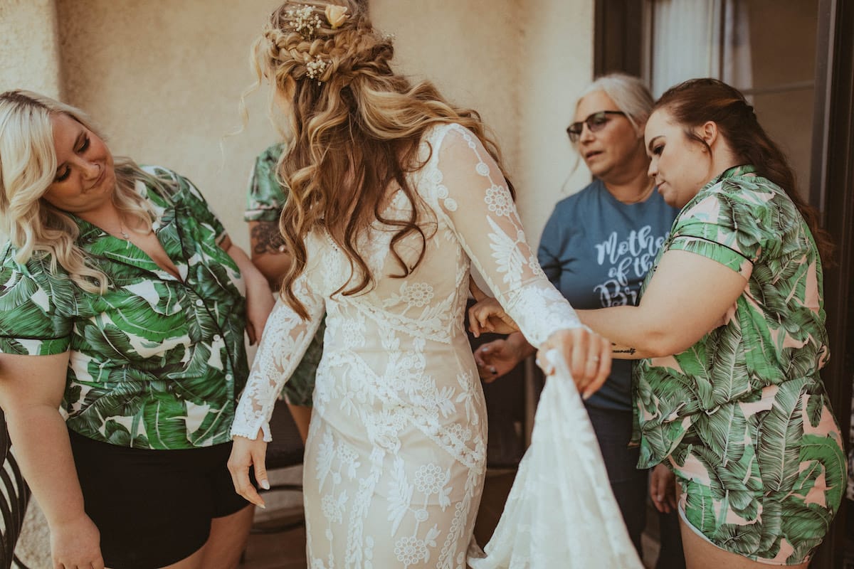 bride-jessie-with-her-bridesmaids