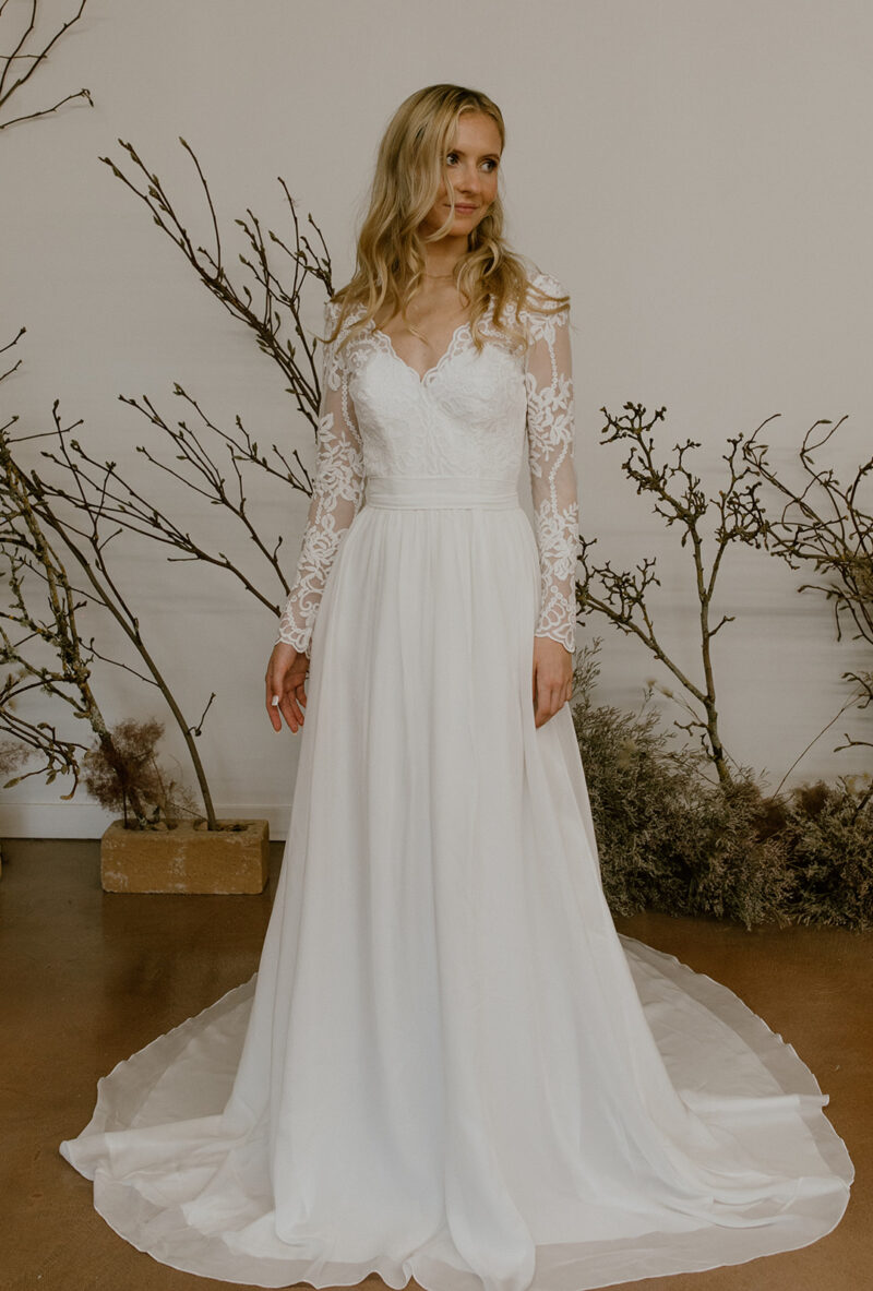 Sephora-Lace-and-silk-chiffon-romantic-wedding-dress