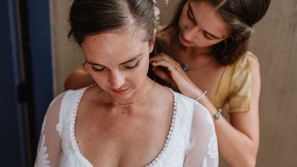 The-bride-and-her-sister-shares-an-intimate-moment