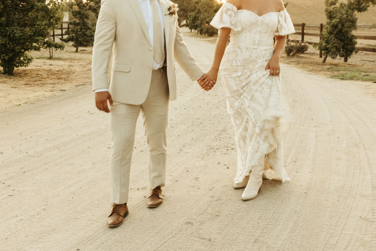 real-wedding-inspiration-ranch-venue-in-wine-country-bride-wears-boho-wedding-dress