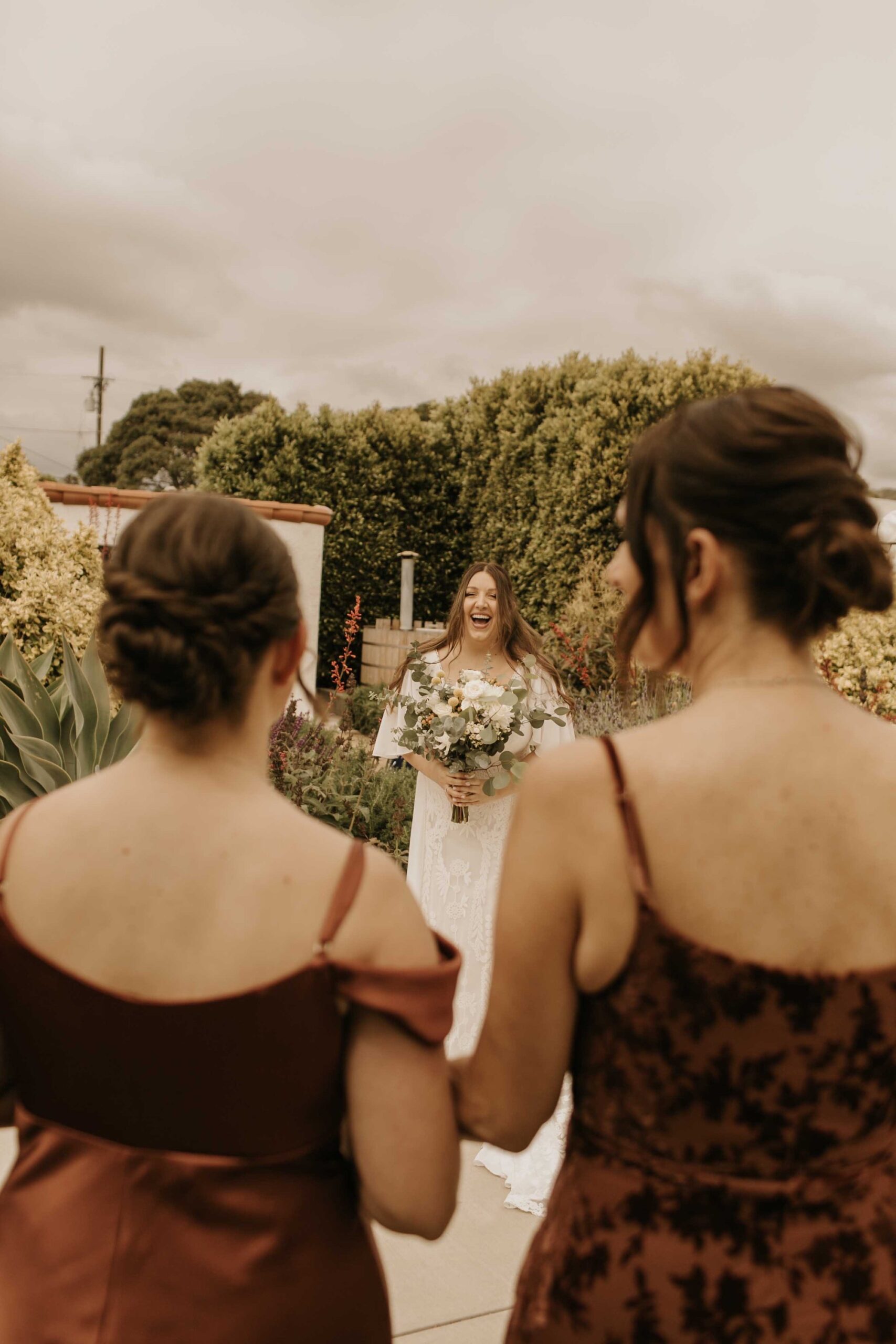 the-first-look-with-your-bridesmaids-at-your-boho-intimate-wedding