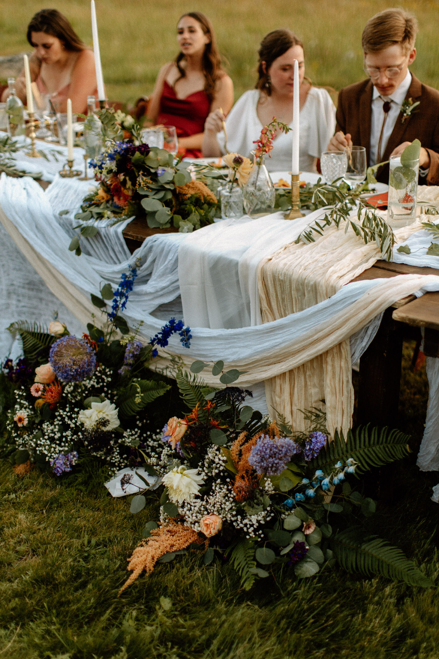 the-outdoor-sit-down-setup-dreamy-boho-wedding