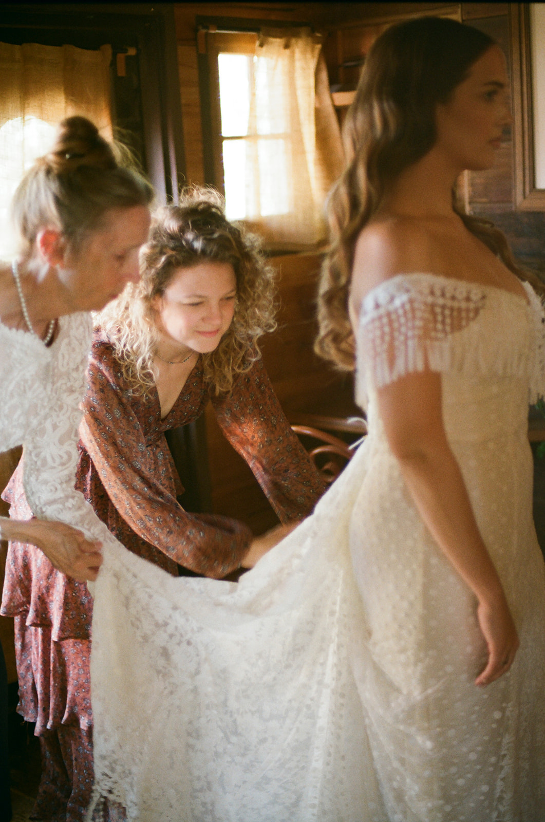 Bustling a fringe western-style wedding dress